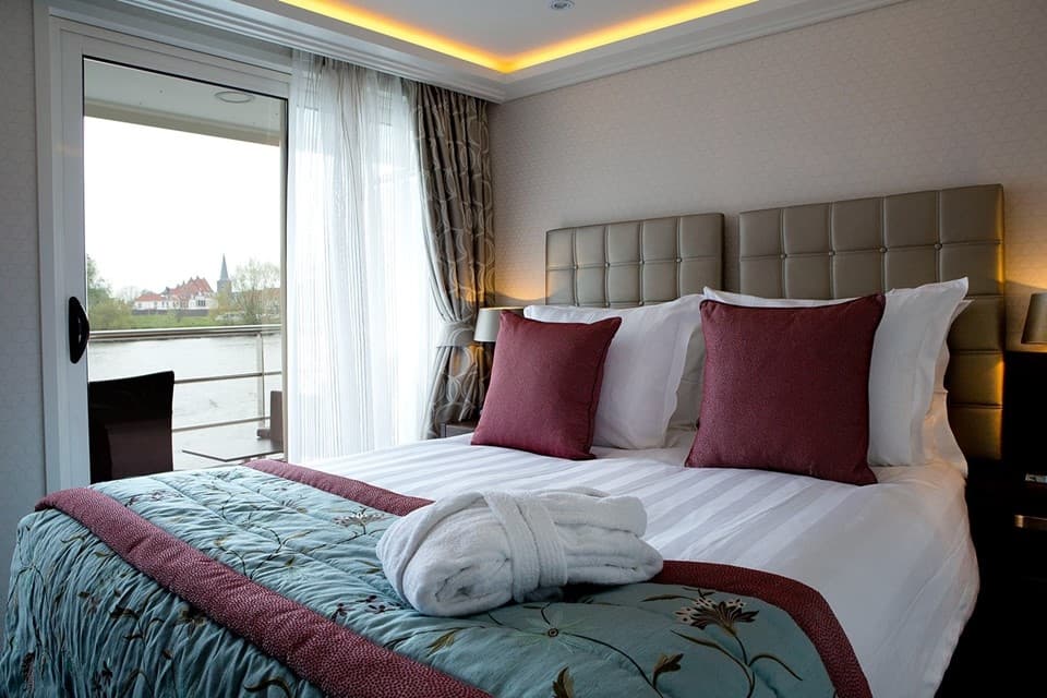 AmaReina Twin Balcony