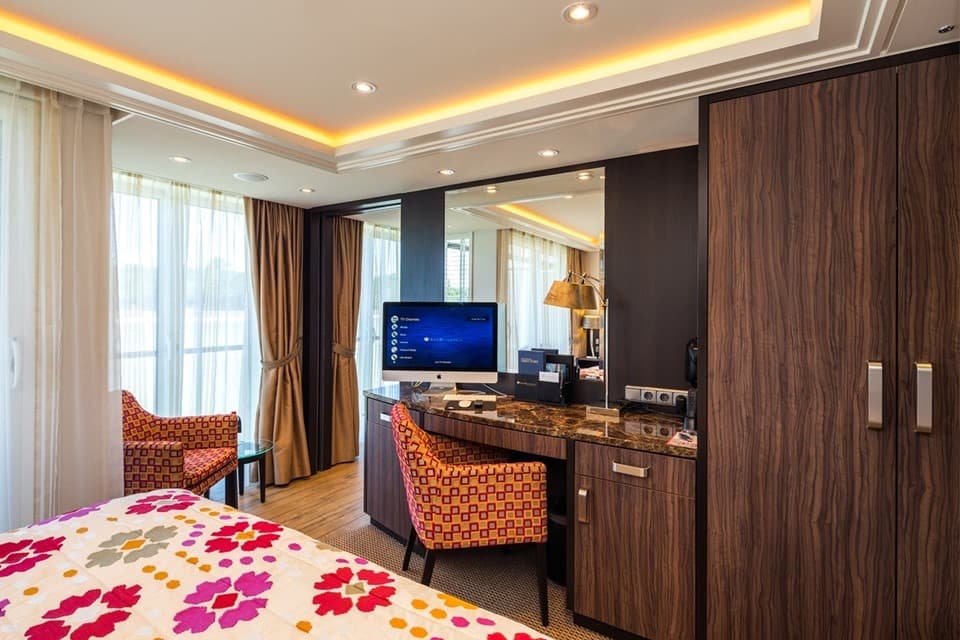 AmaMora Twin Balcony