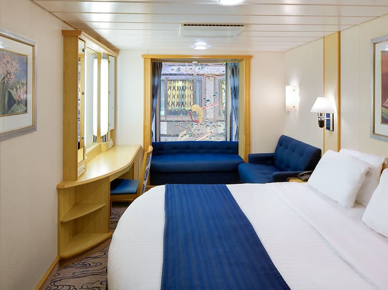 Mariner of the Seas Connecting Promenade