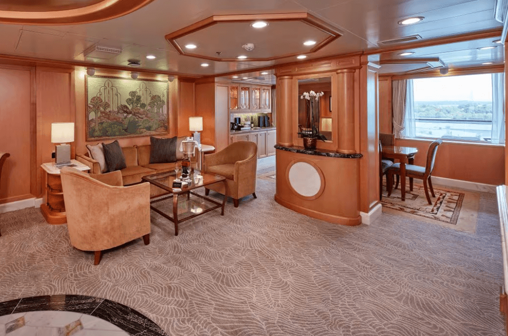 Queen Elizabeth Master Suite