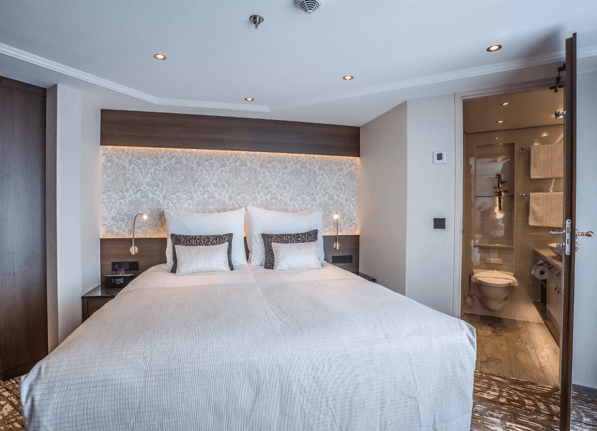MS Oscar Wilde Superior Suite - Diamond Deck