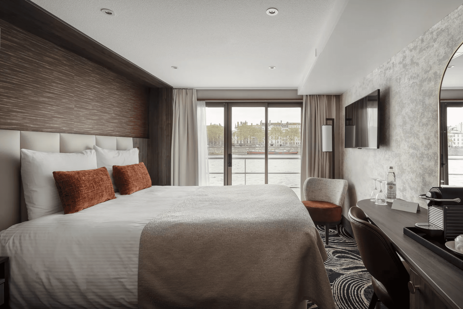 VIVA VOYAGE Balcony cabin