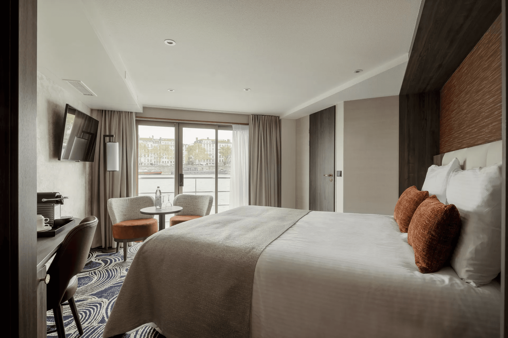 VIVA VOYAGE Suite cabin