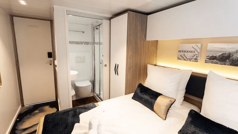 MS Victor Hugo Oceanview cabin