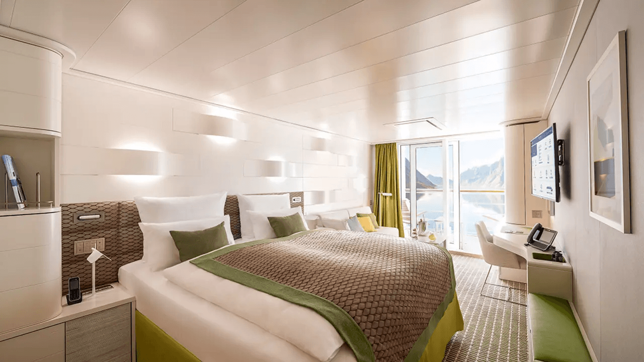 HANSEATIC Nature Balcony cabin