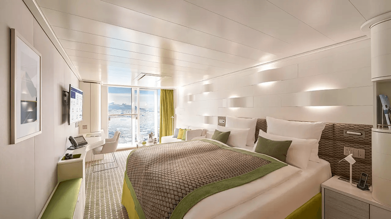 HANSEATIC Nature Balcony cabin
