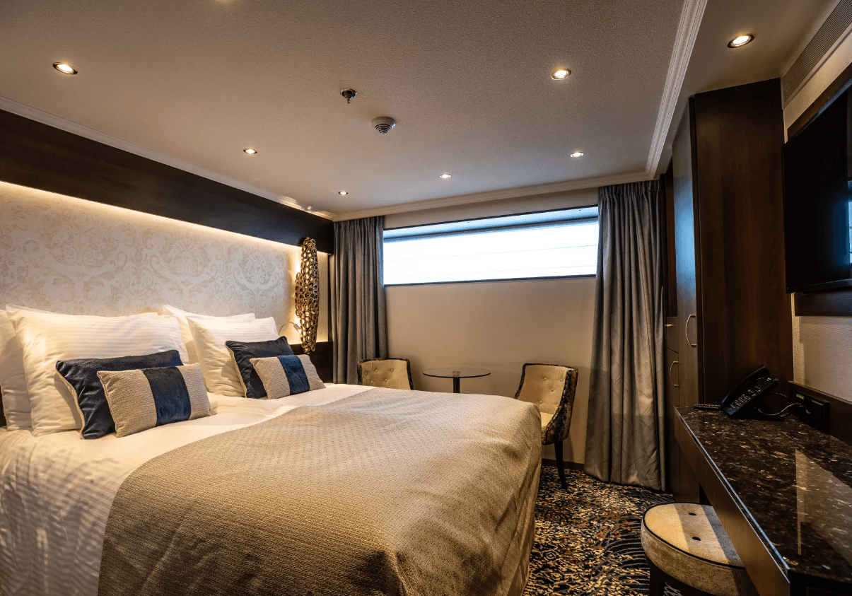 MS George Eliot Oceanview cabin