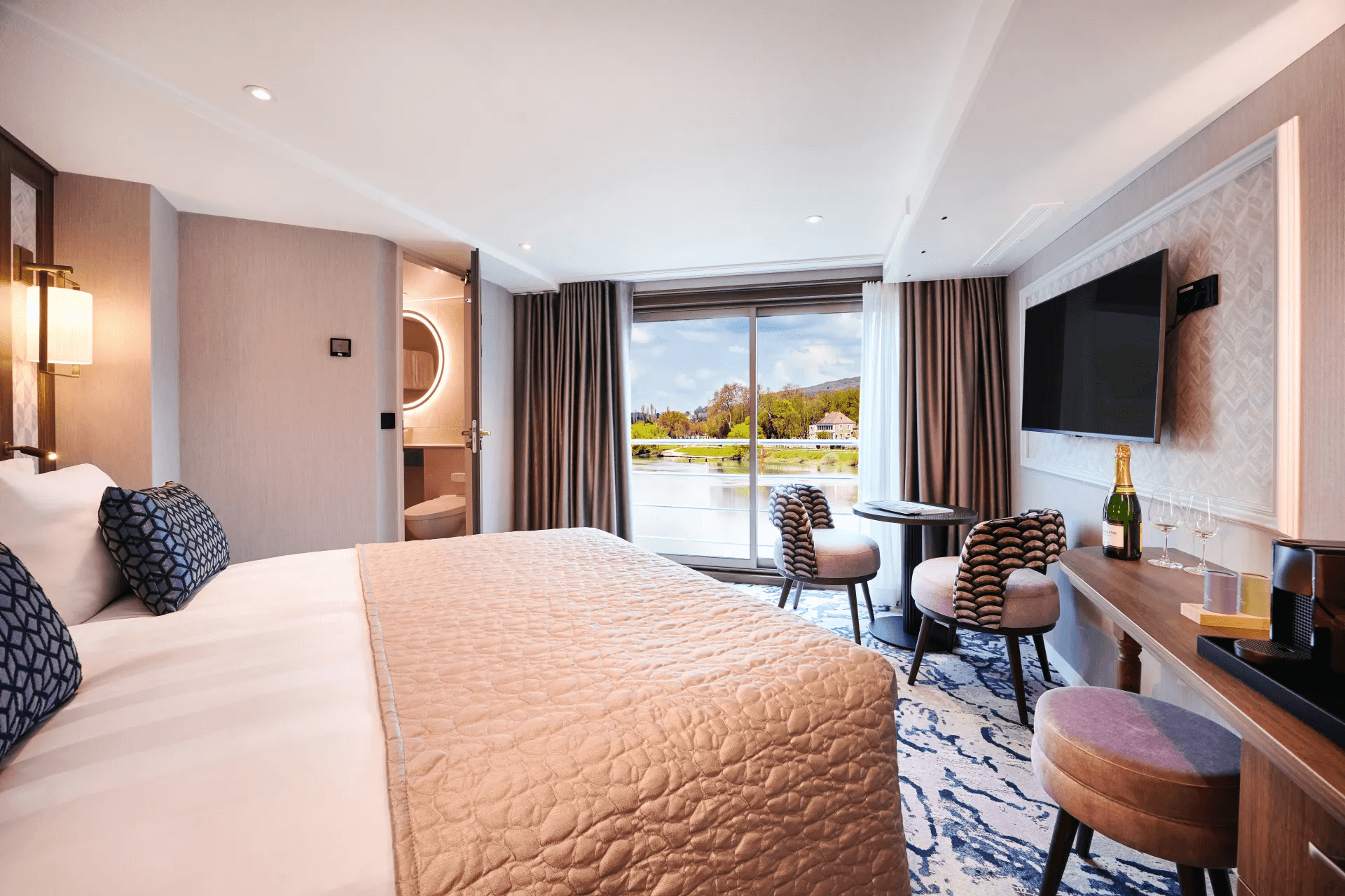 VIVA BEYOND Suite cabin