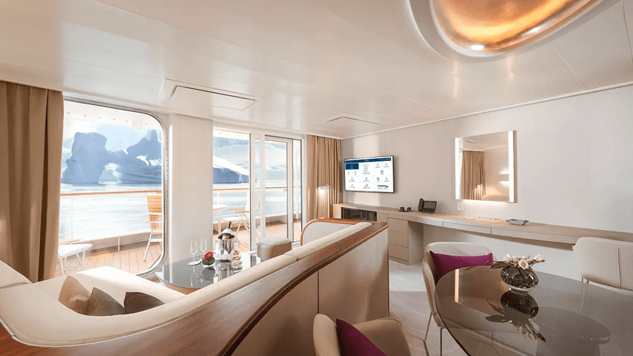 HANSEATIC Nature Suite cabin