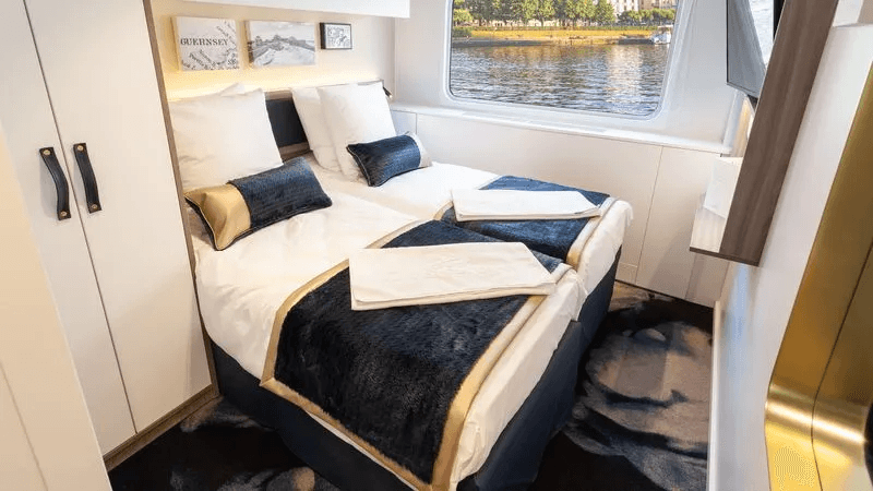 MS Victor Hugo Oceanview cabin