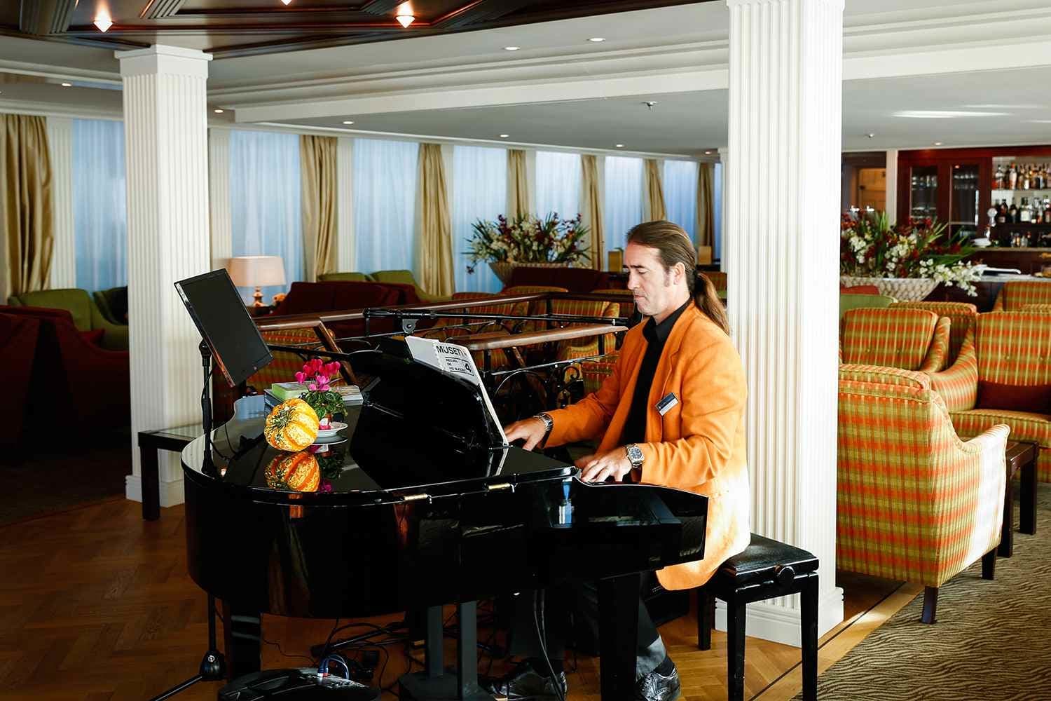 AmaCello cruise ship