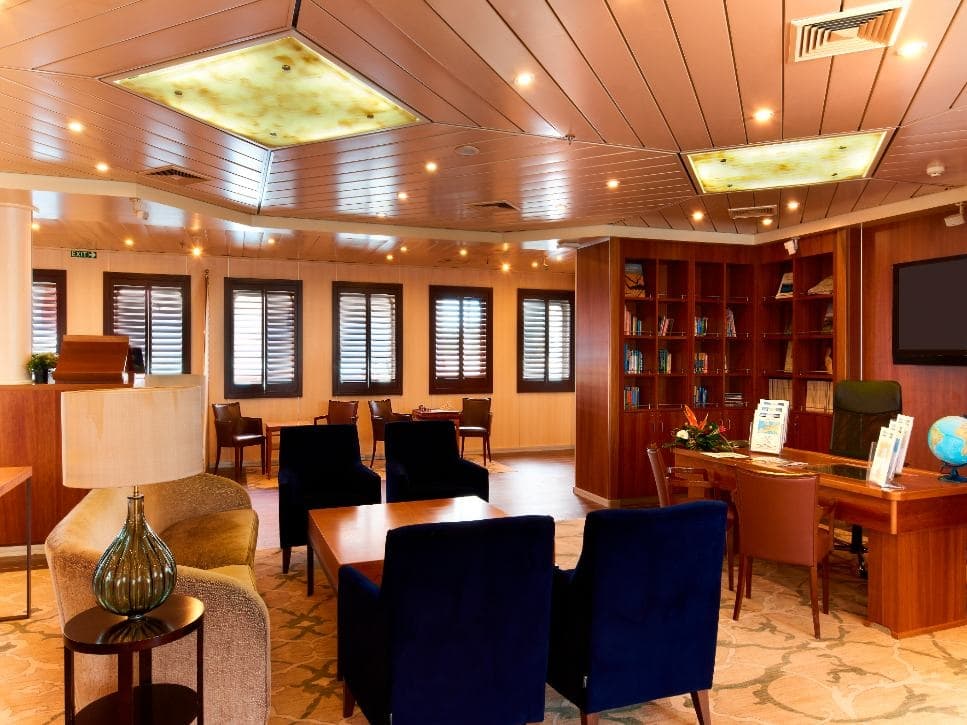 Yacht club cafe